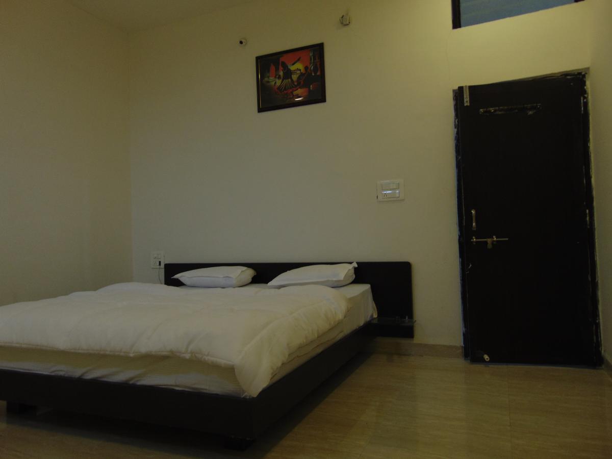 Hotel Kalajanki Ujjain Ngoại thất bức ảnh